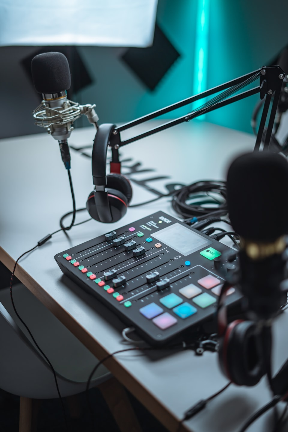 Attrezzatura per podcasting con microfoni, cuffie e mixer audio.
