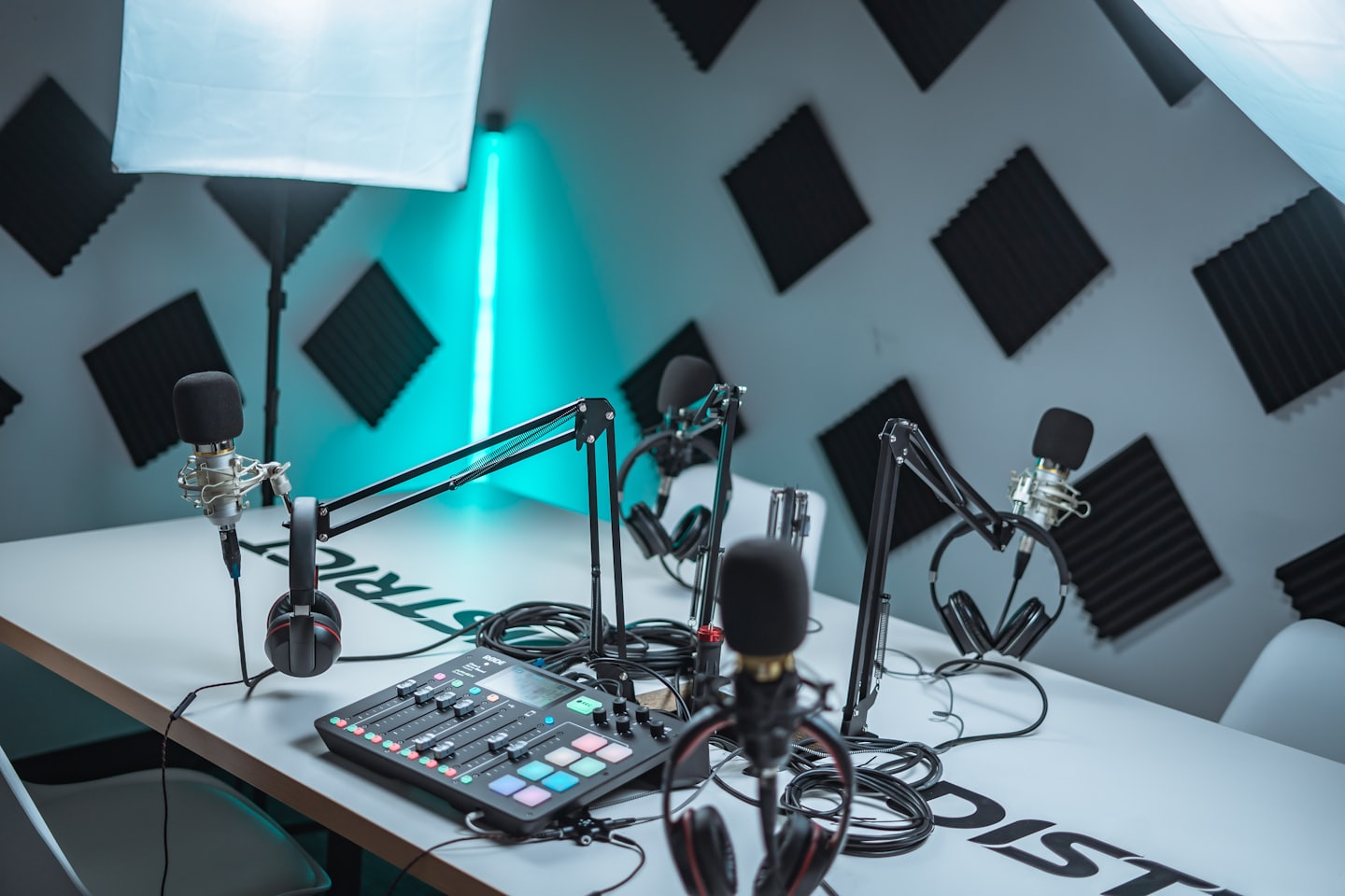 Studio per podcast con microfoni, cuffie e mixer audio.